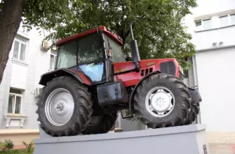 Трактор Беларус-1522 на выставочном постаменте у Минского тракторного завода