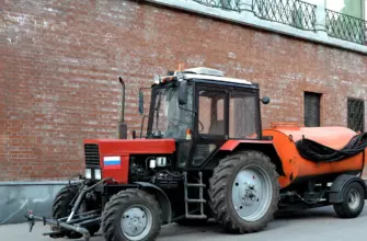 Трактор Беларус-82.1 с навесным оборудованием на городской улице