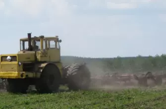 Трактор К-701 «Кировец» с культиватором работает в поле